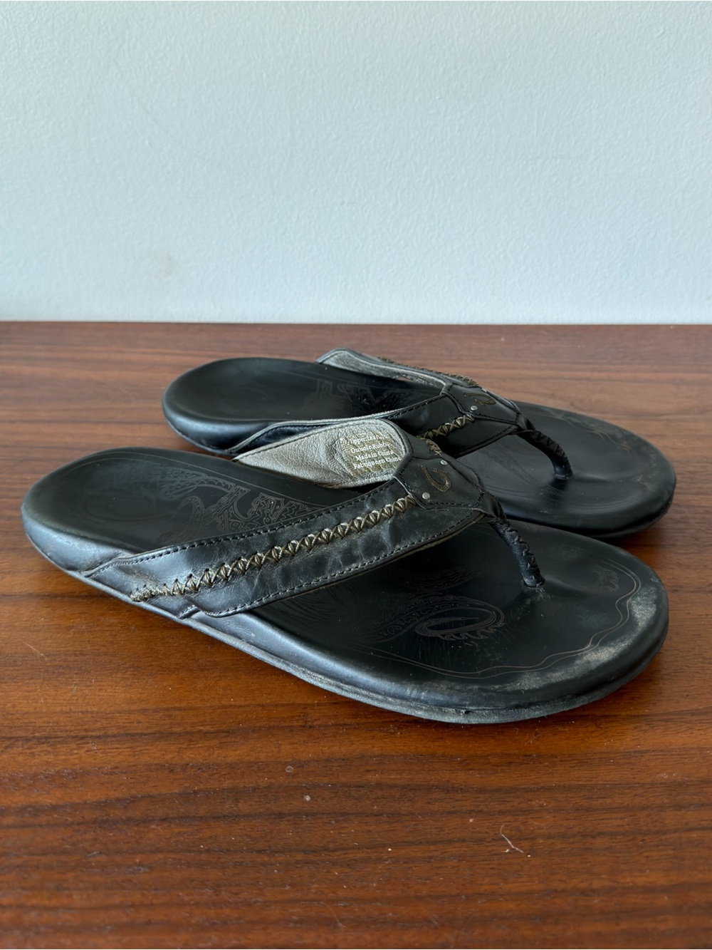 OluKai Mea Ola Men's Size 10 Black Leather Flip Flop Sandals Embroidered 10138